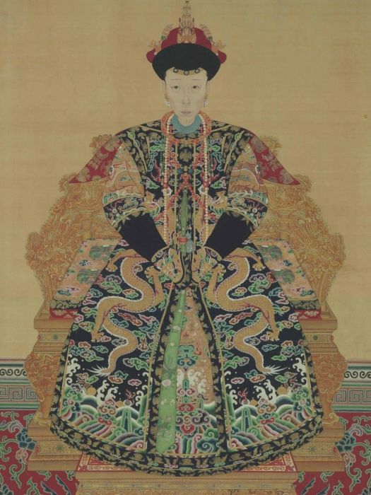 清代後妃の朝服像。華やかな衣装と正面性が、後宮女性の制度化された立場を示している。
